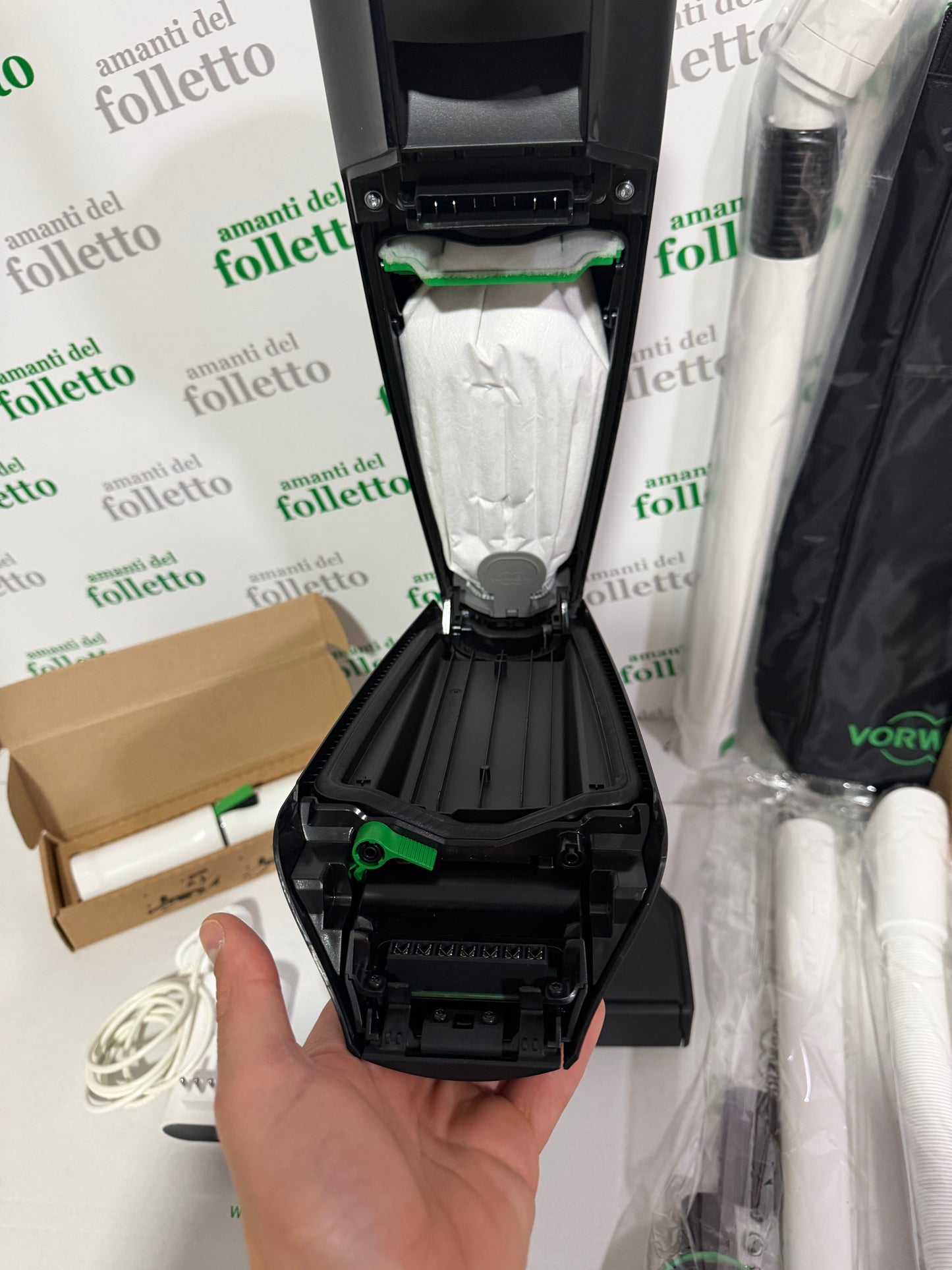 Folletto vk7 black pari a nuovo con borsone accessori incluso